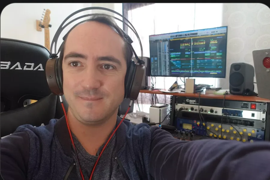 Vince au travail dans son home studio